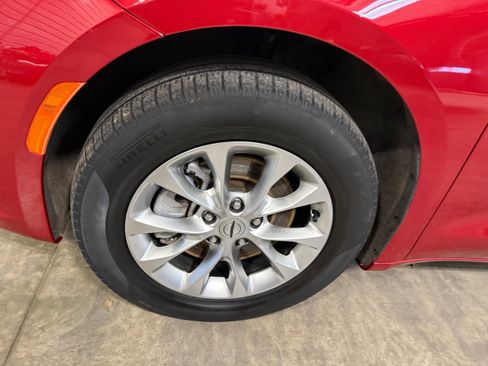 Certified 2024 Chrysler Pacifica Touring-L AWD/4WD image 33