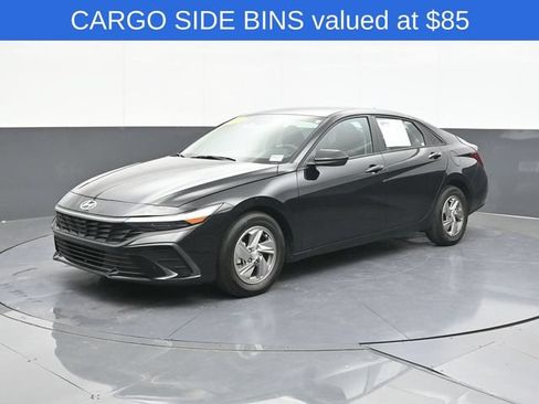 Used 2025 Hyundai Elantra SE FWD image 4