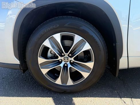 Used 2023 Toyota Highlander XLE image 11