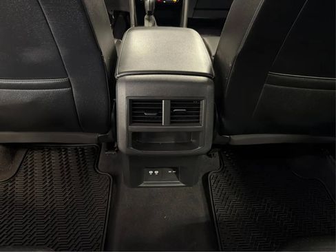 Used 2022 Volkswagen Atlas Cross Sport SE image 25