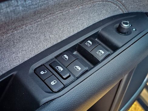 Certified 2024 Jeep Compass Latitude image 10