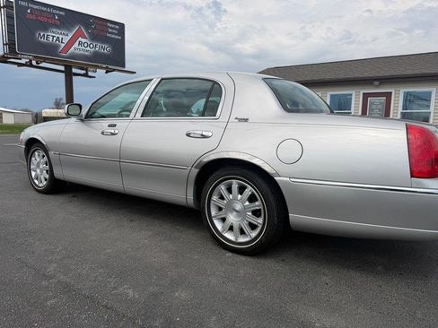 Used 2010 Lincoln Town Car Signature Limited image 34