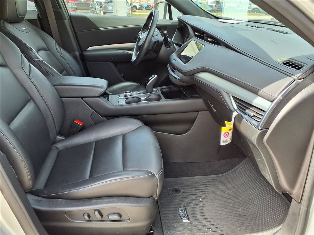 Used 2021 Cadillac XT4 Premium Luxury w/ Enhanced Visibility Package FWD image 8