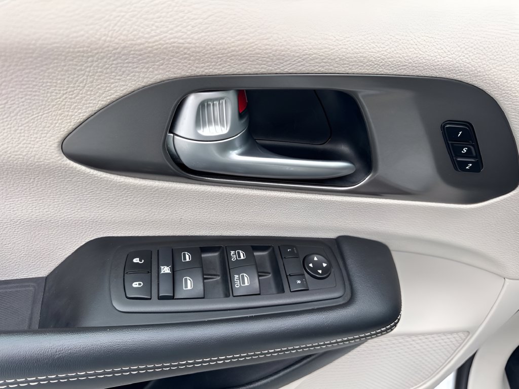 Used 2024 Chrysler Pacifica Touring-L FWD image 25