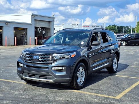 Used 2022 Ford Explorer XLT w/ Equipment Group 202A AWD/4WD image 2