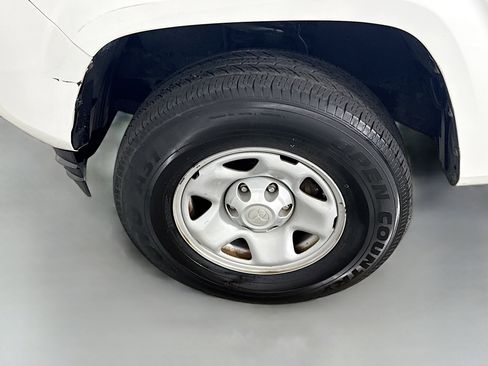 Used 2018 Toyota Tacoma SR w/ SR Convenience Package image 35