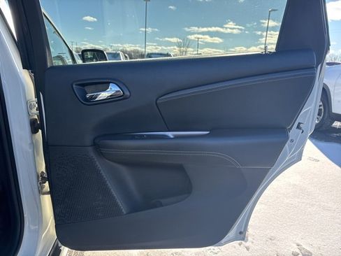 Used 2017 Dodge Journey Crossroad w/ Flexible Seating Group image 17