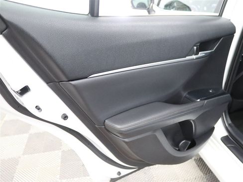 Used 2020 Toyota Camry XLE FWD image 18