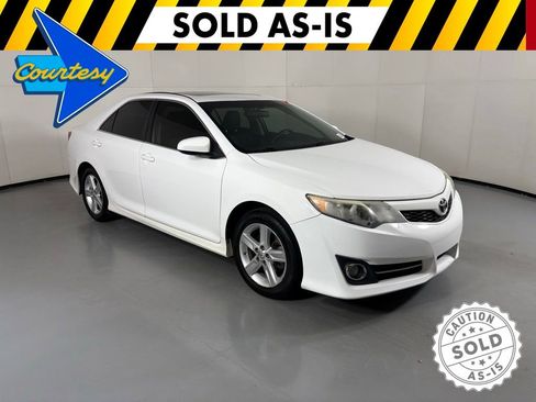 Used 2014 Toyota Camry SE w/ Moonroof Package FWD image 1