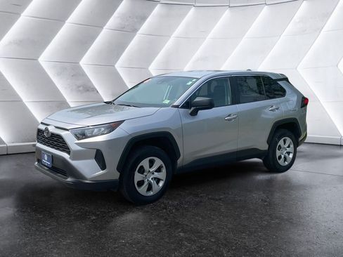 Used 2022 Toyota RAV4 LE AWD/4WD image 2