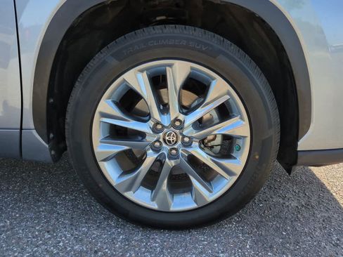 Used 2023 Toyota Highlander Limited FWD image 11