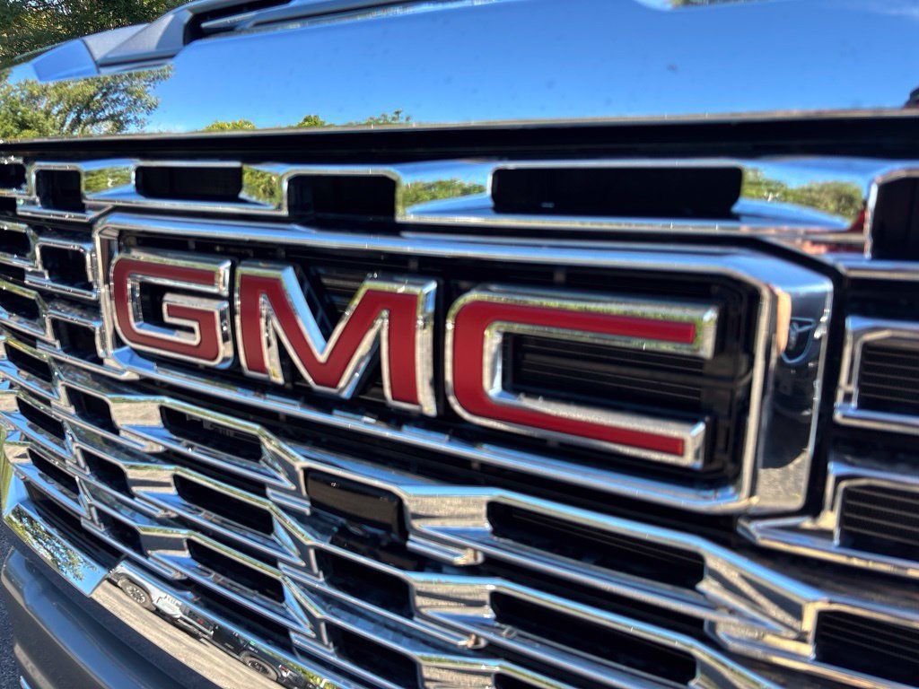 Used 2025 GMC Sierra 2500 Denali w/ Technology Package AWD/4WD image 9