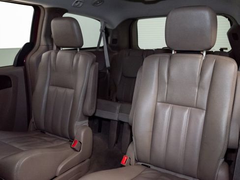 Used 2014 Chrysler Town & Country Touring FWD image 20
