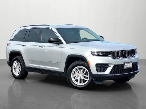 Used 2024 Jeep Grand Cherokee Laredo X image 8