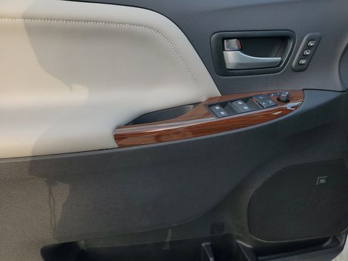 Certified 2017 Toyota Sienna XLE image 18