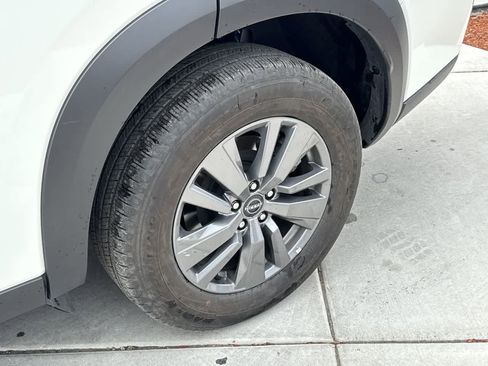 Used 2024 Nissan Pathfinder SV AWD/4WD image 8