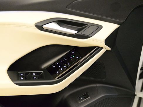 Used 2025 Audi Q6 e-tron Premium w/ Convenience Package image 9