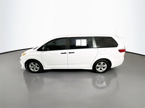 Used 2018 Toyota Sienna L image 4