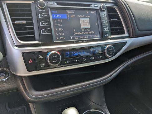 Used 2019 Toyota Highlander XLE image 24