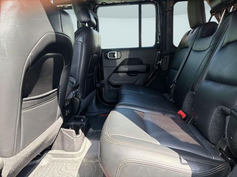Used 2018 Jeep Wrangler Unlimited Sahara AWD/4WD image 15