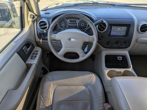 Used 2005 Ford Expedition XLT image 18