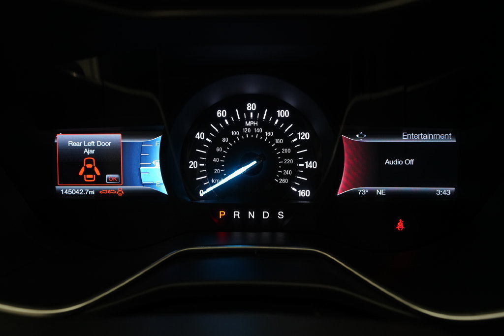 Used 2016 Ford Fusion SE FWD image 2