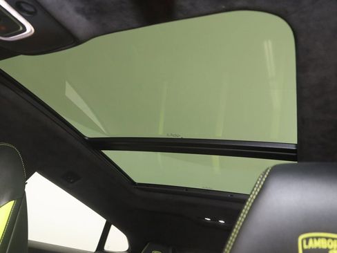 Used 2022 Lamborghini Urus image 11