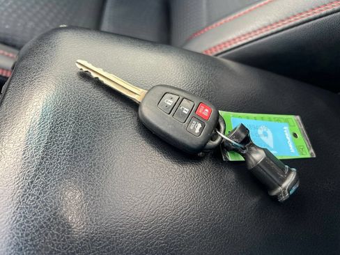 Used 2015 Toyota Camry SE w/ Moonroof Package FWD image 28