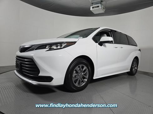 Used 2023 Toyota Sienna LE FWD image 2