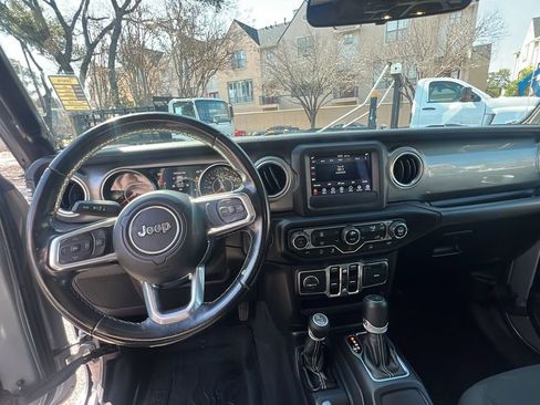 Used 2020 Jeep Wrangler Unlimited Sahara image 9