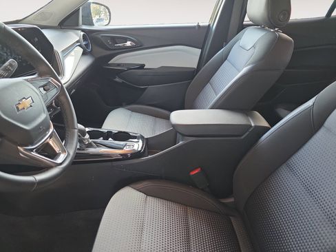 Used 2025 Chevrolet Trax LT w/ LT Convenience Package image 19