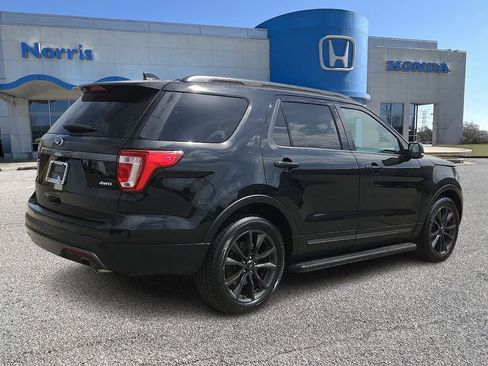 Used 2017 Ford Explorer XLT w/ Equipment Group 202A AWD/4WD image 4