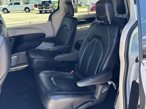 Used 2022 Chrysler Pacifica Touring-L image 30