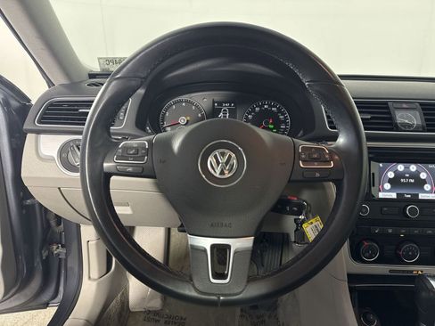 Used 2013 Volkswagen Passat 3.6 SE image 9