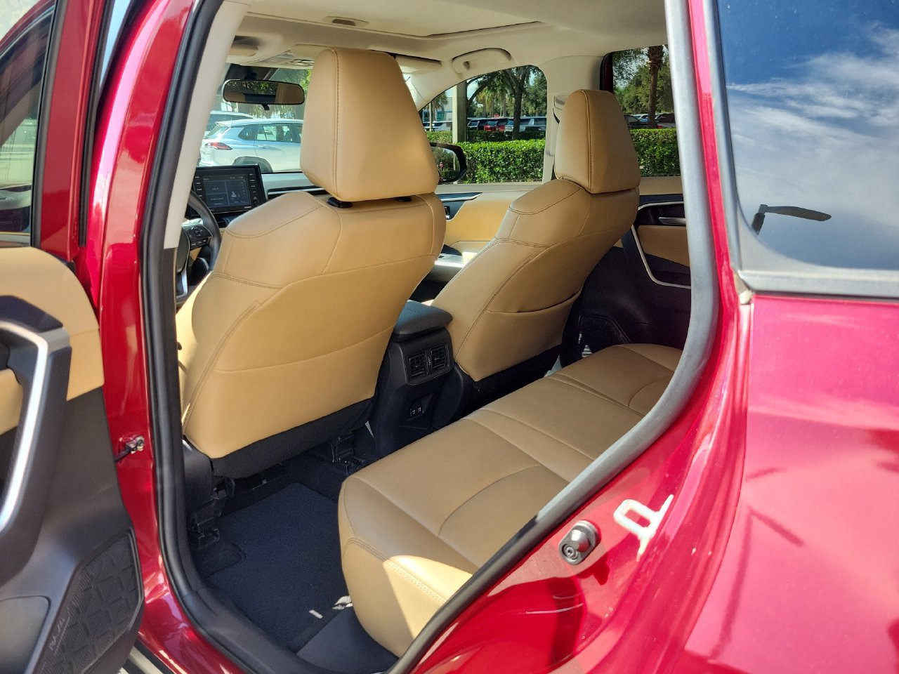 Used 2021 Toyota RAV4 XLE Premium FWD image 10