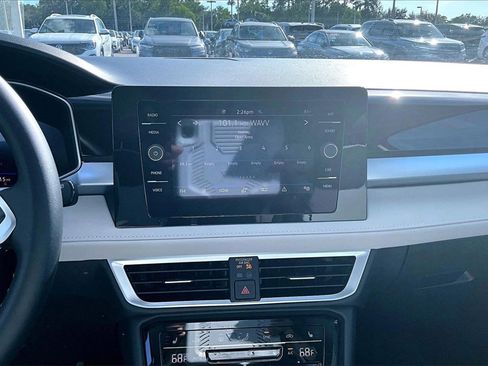 Certified 2025 Volkswagen Taos SE image 20