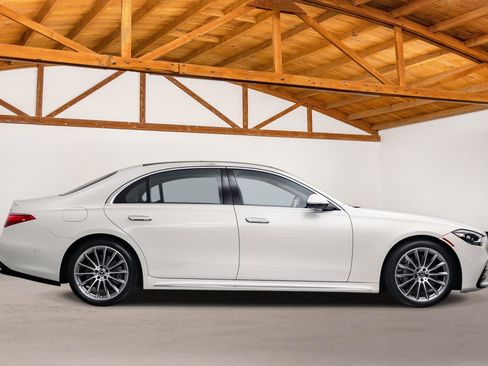 Used 2022 Mercedes-Benz S 500 4MATIC w/ AMG Line Package image 5