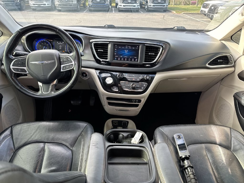 Used 2020 Chrysler Pacifica Touring-L FWD image 10
