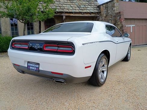 Used 2017 Dodge Challenger SXT RWD image 13