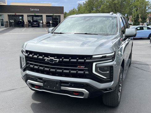 Used 2025 Chevrolet Suburban Z71 AWD/4WD image 2