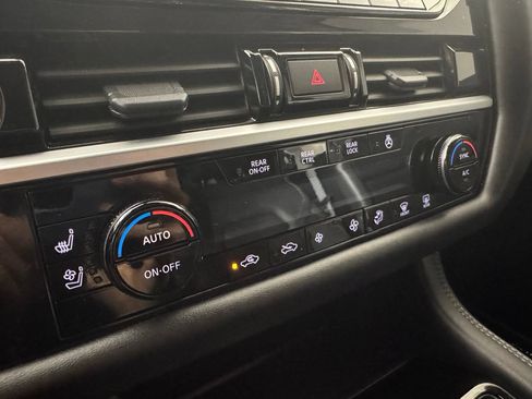 Used 2024 Nissan Pathfinder Platinum FWD image 25