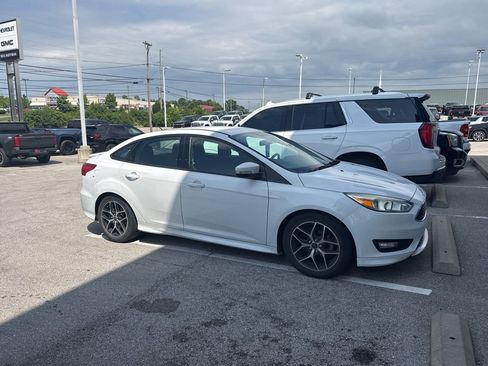 Used 2015 Ford Focus SE w/ SE Sport Package FWD image 2