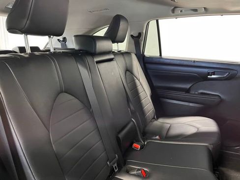 Used 2024 Toyota Highlander XLE AWD/4WD image 13