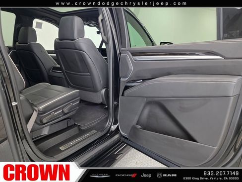 Used 2025 Cadillac Escalade ESV Premium Luxury image 12