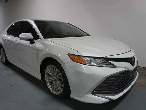 Used 2019 Toyota Camry XLE image 5