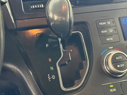 Used 2015 Toyota Sienna SE FWD image 16