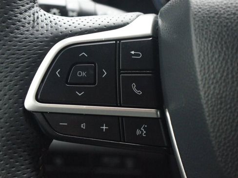 Used 2025 Toyota Sienna Platinum image 11