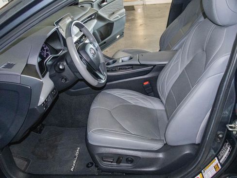 Used 2019 Toyota Avalon Limited image 8