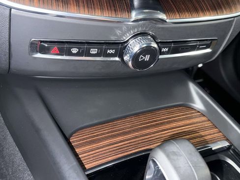 Used 2023 Volvo XC60 B5 Plus image 25