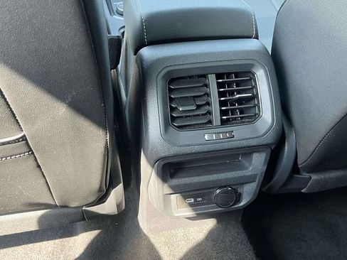 Used 2023 Volkswagen Tiguan SE w/ Panoramic Sunroof Package image 15